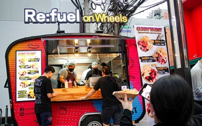 อลอฟท์ กรุงเทพ เปิดตัวฟู้ดทรัค Re:fuel On Wheels  จำหน่ายสตรีทฟู้ดเยอรมันยอดนิยมอย่าง Currywurst พร้อมแทรกกลิ่นอายความเป็นไทย